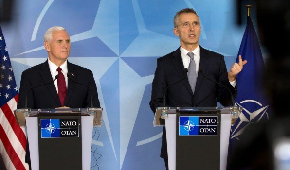 Phó Tổng Mỹ Mike Pence và Tổng thư ký NATO Jens Stoltenberg. (Nguồn: Reuters)