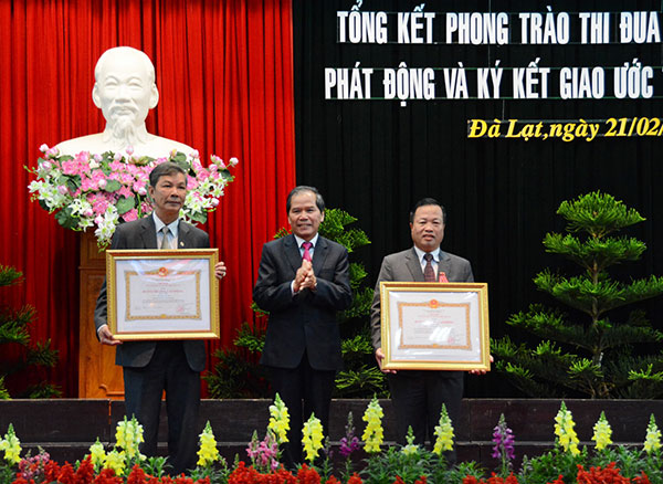 Bí thư Tỉnh ủy Nguyễn Xuân Tiến trao Huân chương Lao động hạng Nhì cho các cá nhân