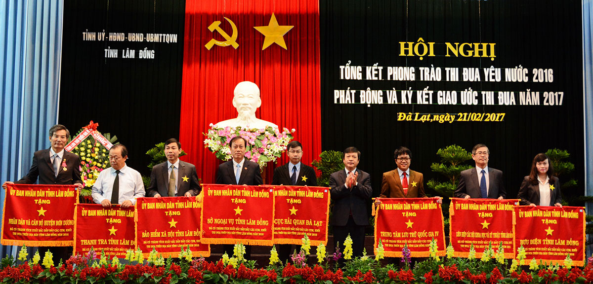 Đồng chí Đoàn Văn Việt - Phó Bí thư Tỉnh ủy, Chủ tịch UBND tỉnh, Chủ tịch Hội đồng Thi đua - Khen thưởng tỉnh trao cờ của UBND tỉnh cho các đơn vị