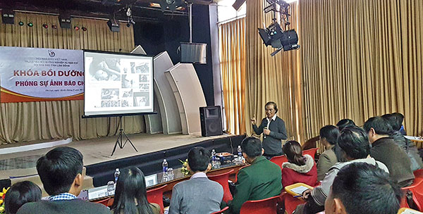 Nhà báo Phạm Tiến Dũng - Giảng viên khóa bồi dưỡng Phóng sự Ảnh Báo chí tại Lâm Đồng