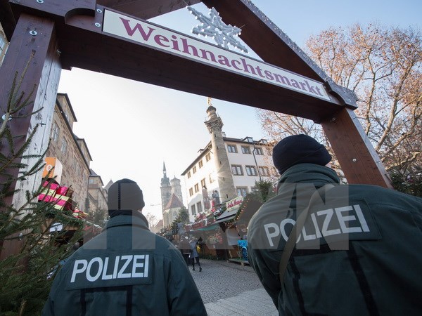 Cảnh sát Đức gác tại chợ Giáng sinh ở Stuttgart. (Nguồn: EPA/TTXVN)
