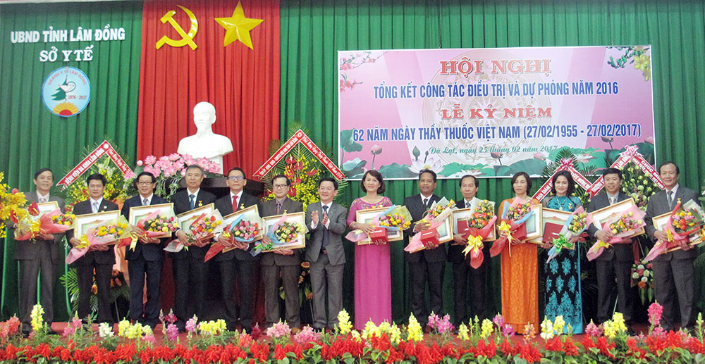 Ông Phan Văn Đa - Phó Chủ tịch UBND tỉnh trao tặng danh hiệu Thầy thuốc ưu tú do Chủ tịch Nước phong tặng cho 13 thầy thuốc thuộc ngành Y tế Lâm Đồng