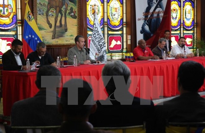 Phó Tổng thống Venezuela Tareck El Aissami (giữa) tại một cuộc họp ở Caracas ngày 14/2. (Nguồn: EPA/TTXVN)