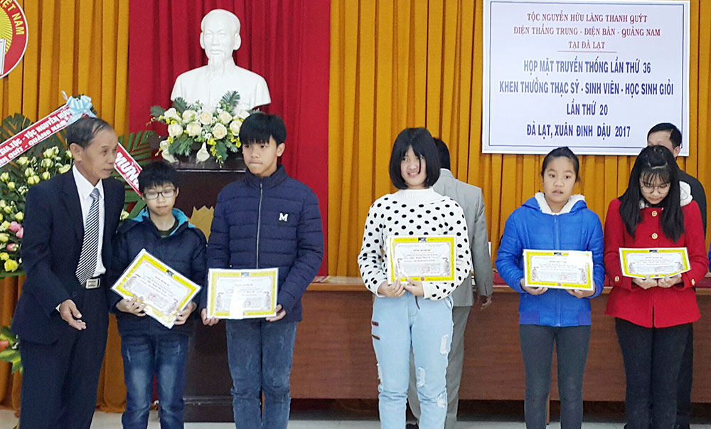 Khen thưởng học sinh xuất sắc là hoạt động khuyến học được dòng họ Nguyễn Hữu tổ chức hàng năm. Ảnh: T.Hương