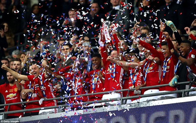 Ibrahimovic lập cú đúp, Manchester United đăng quang EFL Cup