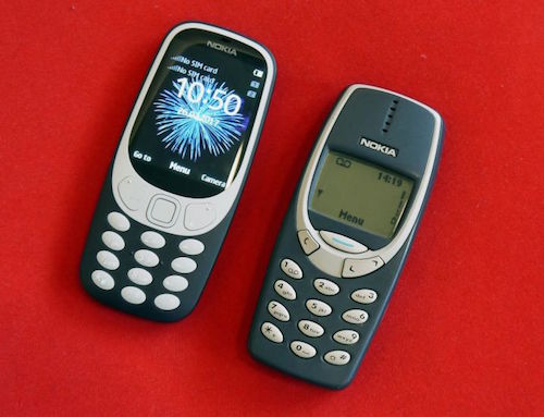 Nokia 3310 mới (trái) và cũ.