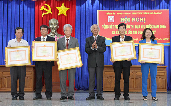 Bí thư Thành ủy Bảo Lộc Lê Hoàng Phụng trao Bằng khen của Thủ tướng Chính phủ cho các tập thể và cá nhân có thành tích xuất sắc trong công tác giai đoạn 2011 - 2015, góp phần xây dựng CNXH và bảo vệ Tổ quốc.