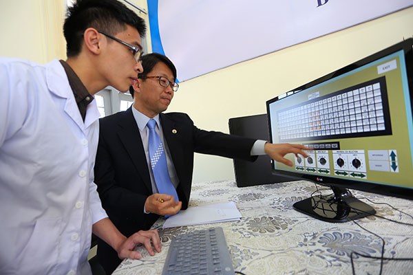 Sinh viên Đại học Đà Lạt thực hành trên hệ thống mô phỏng lò phản ứng hạt nhân cùng chuyên gia Hàn Quốc. Ảnh: Gia Thịnh