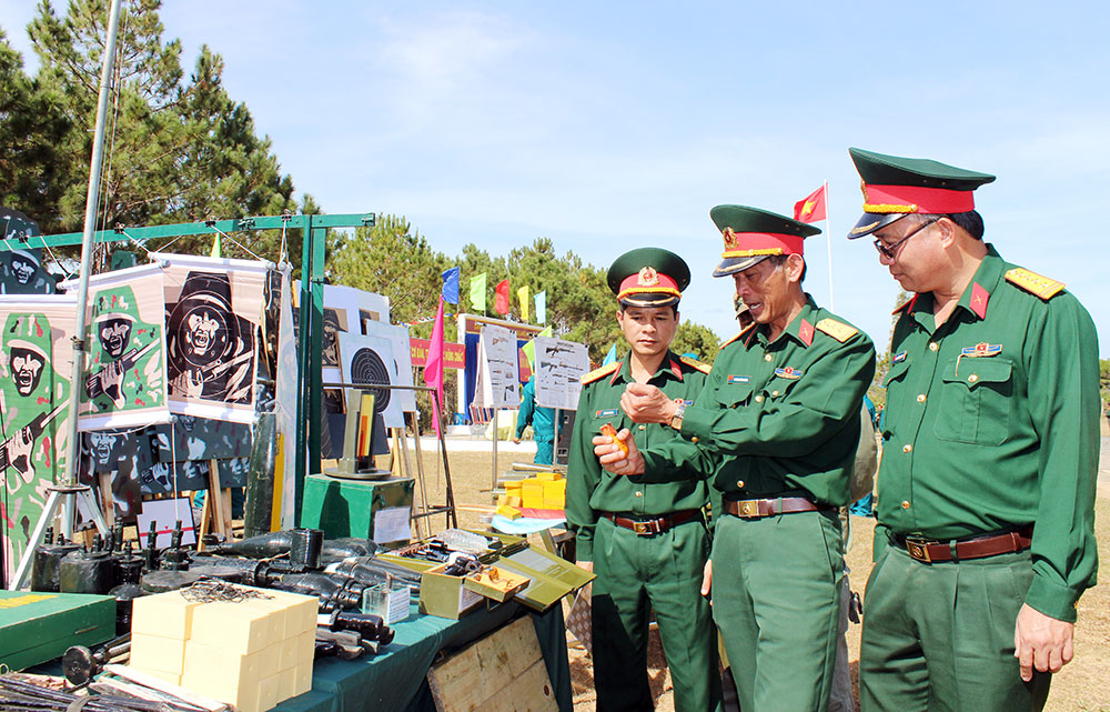 Đại tá Du Trường Giang (bìa phải) tham quan và kiểm tra mô hình học cụ