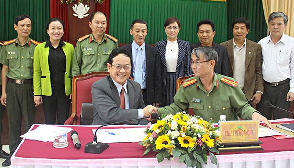 Phó Trưởng Ban Tuyên Giáo Tỉnh uỷ và Phó Giám đốc Công an tỉnh ký kết quy chế phối hợp.