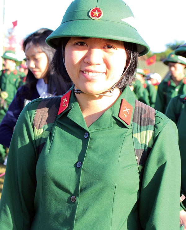 Nữ tân binh tình nguyện vào quân ngũ