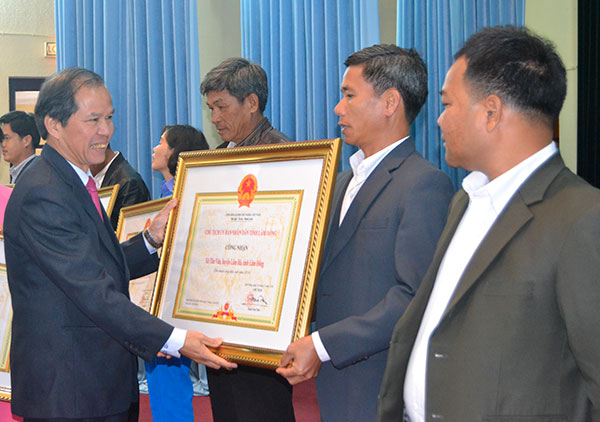 Đ/c Nguyễn Xuân Tiến trao Công nhận cho các xã đạt chuẩn nông thôn mới năm 2016