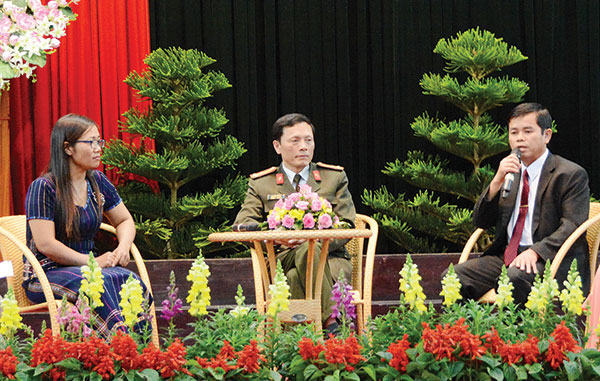 Mbon K’Thơm (bên trái) tại buổi giao lưu tại Hội nghị Tổng kết phong trào thi đua yêu nước 2016 tỉnh Lâm Đồng. Ảnh: Văn Báu