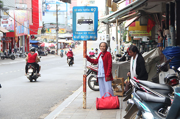 Bảo Lộc: Cần đầu tư xây dựng mái che các trạm xe buýt