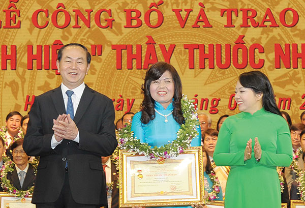 TS-BS Phạm Thị Bạch Yến nhận danh hiệu Thầy thuốc Nhân dân do Chủ tịch nước Trần Đại Quang và Bộ trưởng Bộ Y tế Nguyễn Thị Kim Tiến trao tặng