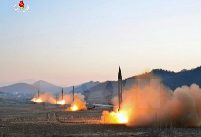 Bốn tên lửa đạn đạo của Triều Tiên được phóng thử trong cuộc diễn tập quân sự của các đơn vị pháo binh Hwasong. (Nguồn: Yonhap/TTXVN)