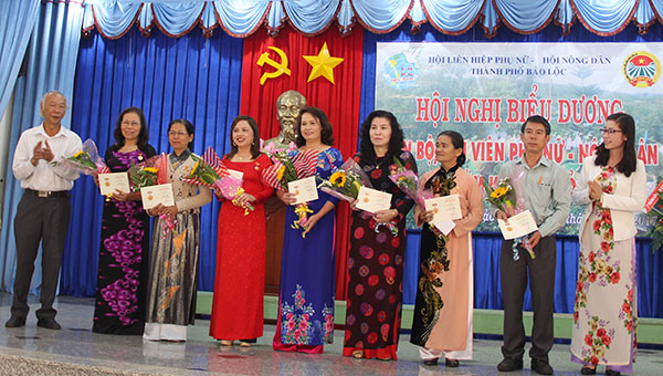 Bí thư Thành ủy Bảo Lộc Lê Hoàng Phụng trao Kỷ niệm chương “Vì sự phát triển của Phụ nữ Việt Nam” của Trung ương Hội cho các cá nhân