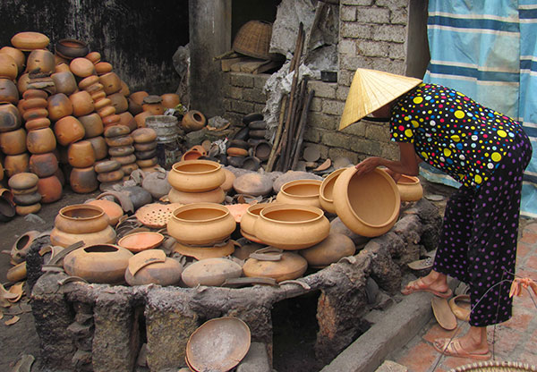 Những người phụ nữ Trù Sơn bao đời nay vẫn cần mẫn gắn bó với nghề gốm 