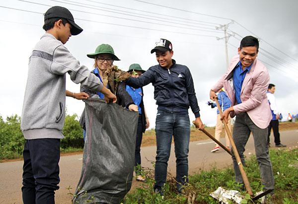 ĐVTN huyện Bảo Lâm ra quân dọn vệ sinh môi trường. Ảnh: C.Thành