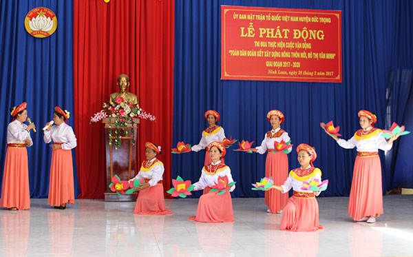 Một tiết mục văn nghệ do các thành viên CLB Hội Người cao tuổi xã Ninh Loan biểu diễn. Ảnh: T.Vũ
