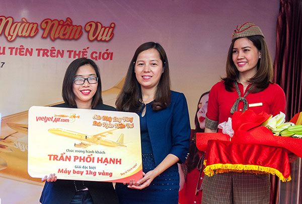 Hành khách may mắn Trần Phối Hạnh trở thành chủ nhân máy bay 1 kg vàng
