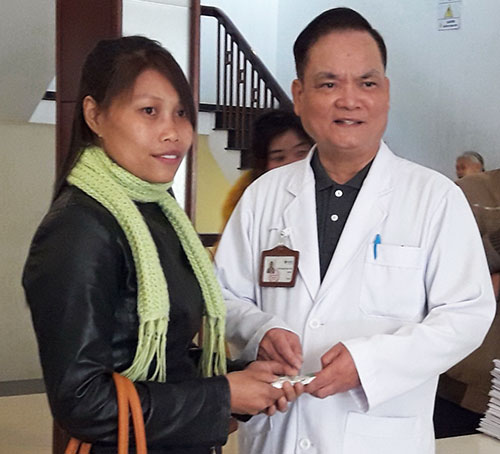 TS-BS Nguyễn Xuân Vinh - Giám đốc Bệnh viện Hoàn Mỹ Đà Lạt trao tặng phiếu khám bệnh miễn phí cho bệnh nhân