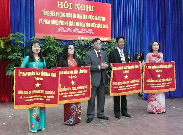Ông Võ Ngọc Hiệp - Chủ tịch UBND thành phố Đà Lạt trao cờ thi đua của UBND tỉnh Lâm Đồng cho các đơn vị 