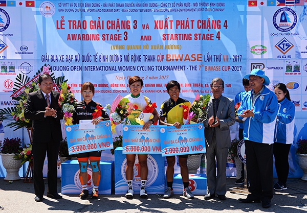 Ban tổ chức trao giải cho các tay đua về đầu chặng 4 quanh hồ  Xuân Hương Đà Lạt