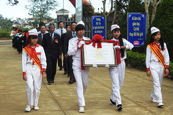 Trường PT DTNT Bảo Lâm đón Bằng công nhận Trường chuẩn Quốc gia. Ảnh: X.Long