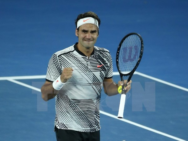 Roger Federer sau khi đánh bại đối thủ Rafael Nadal của Tây Ban Nha tại Australian Open 2017 ở Melbourne. (Nguồn: EPA/ TTXVN)