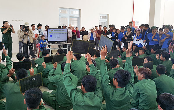 Các tân binh tham gia trò chơi “Rung chuông vàng” trong Hội trại tòng quân huyện Đơn Dương năm 2017. Ảnh: Đ.Trung