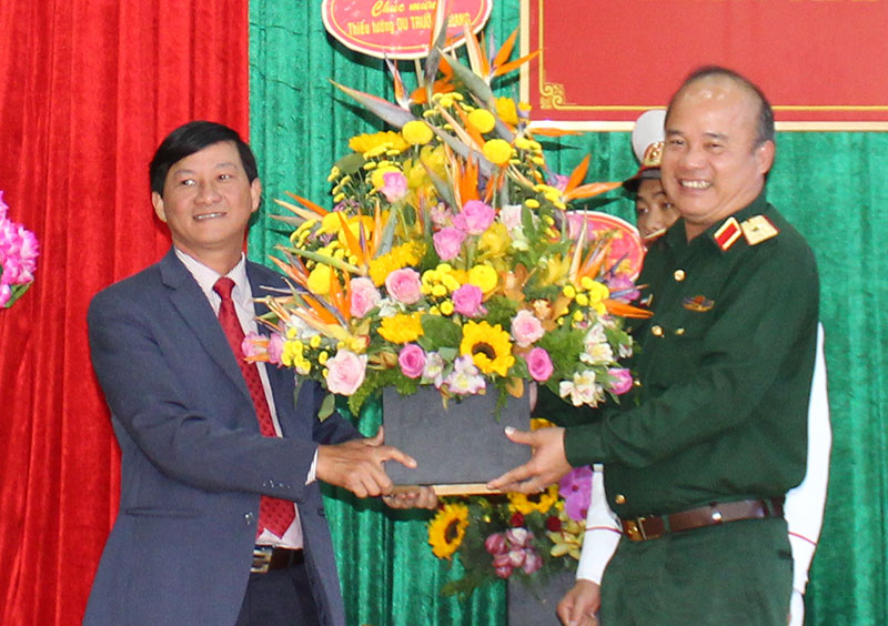 Đồng chí Trần Đức Quận tặng hoa chúc mừng Thiếu tướng Du Trường Giang