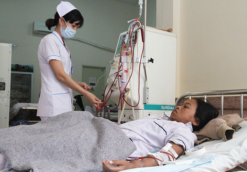 Chạy thận nhân tạo tại Đơn vị lọc máu Bệnh viện II Lâm Đồng. Ảnh: H.Sang