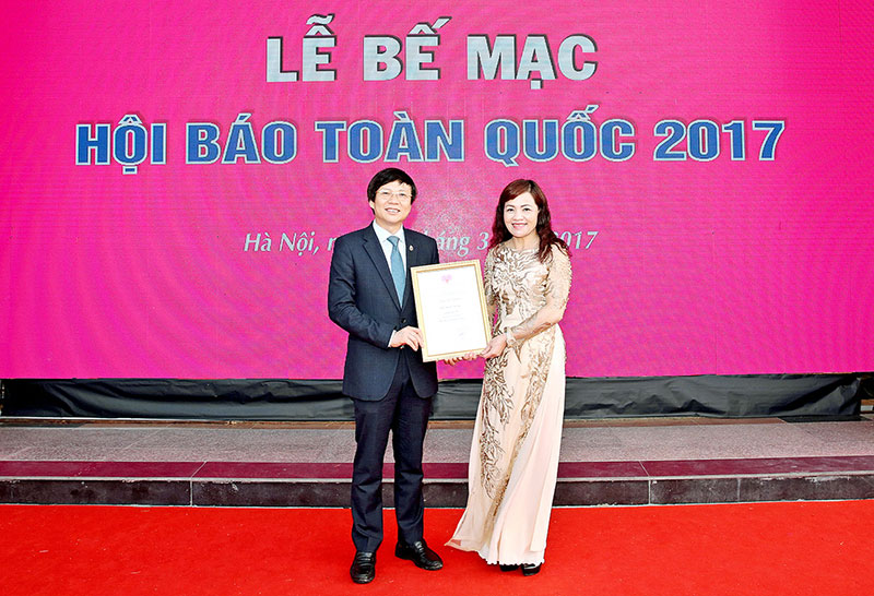 Phó Chủ tịch Thường trực Hội Nhà báo Việt Nam Hồ Quang Lợi trao giải A bìa báo Tết đẹp cho Báo Lâm Đồng