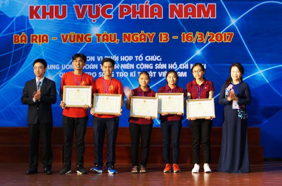 Các thí sinh Lâm Đồng nhận giấy khen tại Cuộc thi KHKT cấp quốc gia học sinh trung học năm học 2016 – 2017