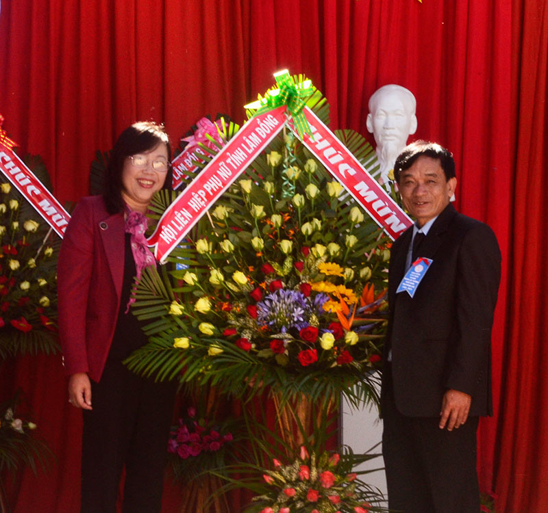 Bà Phạm Thị Mỹ Huyền - Chủ tịch Hội LHPN tỉnh trao lẵng hoa chúc mừng 30 năm thành lập Trường TN Hoa Phong Lan