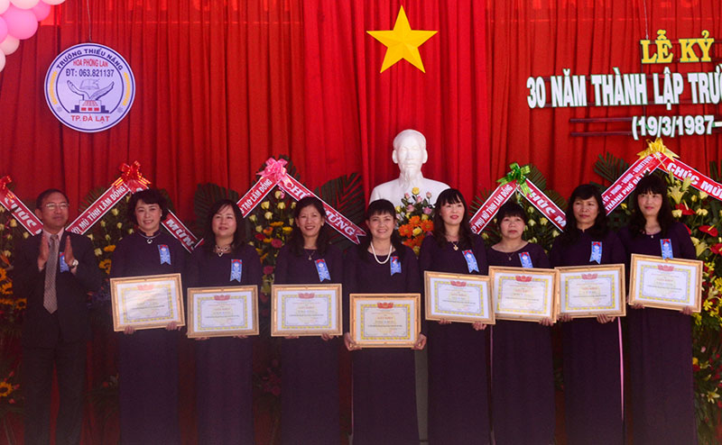 Ông Trần Đức Lợi – Phó Giám đốc Sở GDĐT trao giấy khen cho các cá nhân có nhiều đóng góp vào quá trình xây dựng Trường TN Hoa Phong Lan