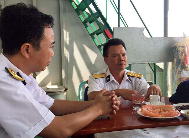 Trưởng đoàn công tác từ tàu 561 sang thăm, chúc tết tàu Trường Sa 22. Ảnh: D.Thương