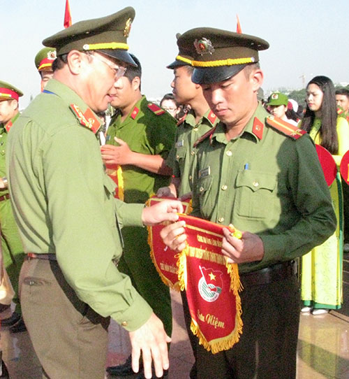 Đại tá Trần Đình Thư trao cờ lưu niệm cho các đoàn về tham gia hội thao