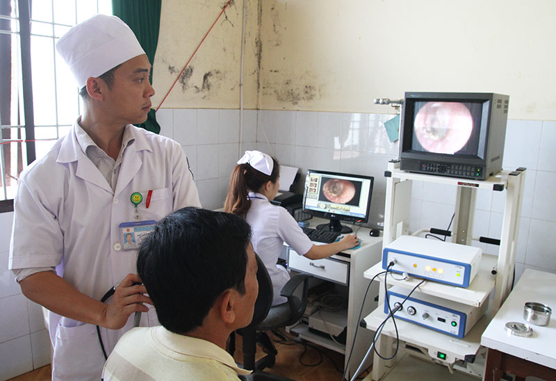Bác sĩ Phí Hiền Hữu nội soi tai cho một bệnh nhân tại Khoa Tai - Mũi - Họng. Ảnh: Đ.Anh