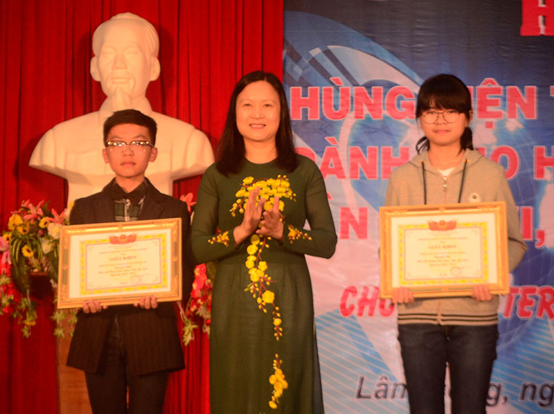 Bà Đàm Thị Kinh - Giám đốc Sở GDĐT trao giải nhất và nhì đồng đội cho Phòng GDĐT Đà Lạt và Phòng GDĐT Di Linh