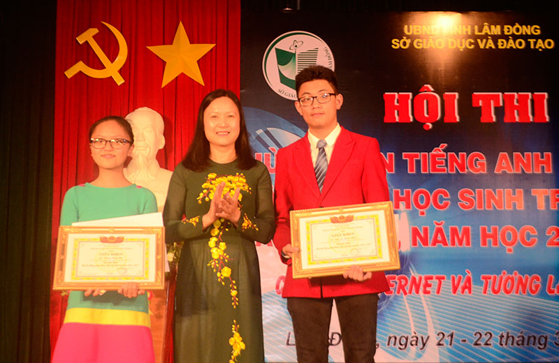 Bà Đàm Thị Kinh – Giám đốc Sở GDĐT trao giải nhất cá nhân cho 2 học sinh xuất sắc nhất