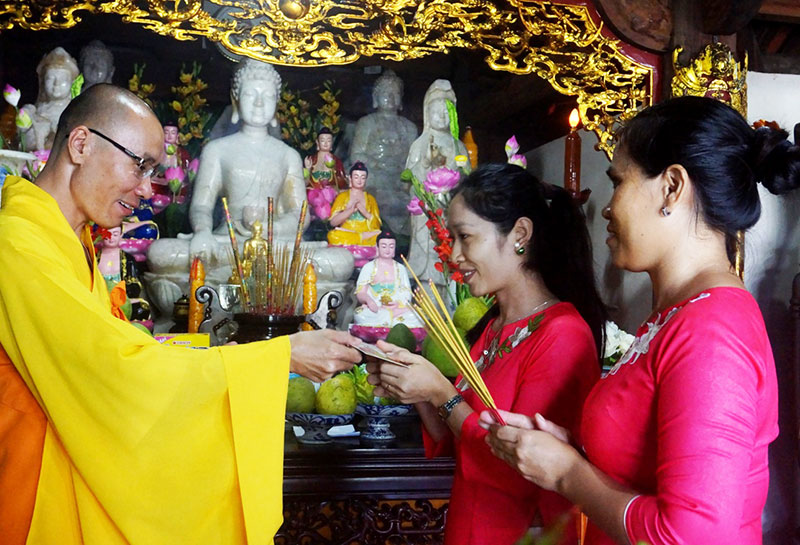 Đi lễ chùa, một nét văn hóa Việt luôn được gìn giữ ở Trường Sa. Ảnh: D.T