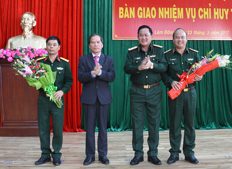 Trung tướng Võ Minh Lương và đồng chí Nguyễn Xuân Tiến tặng hoa chúc mừng 2 đồng chí Du Trường Giang và Nguyễn Bình Sơn