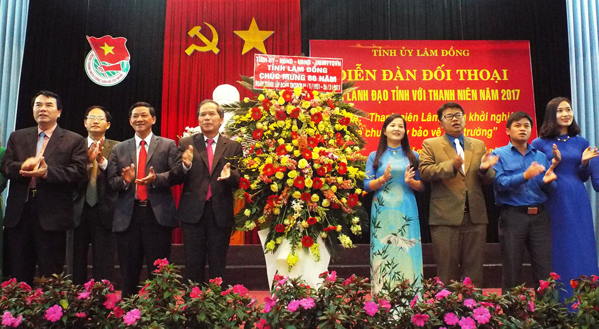 Lãnh đạo tỉnh tặng hoa cho Tỉnh Đoàn Lâm Đồng nhân Kỷ niệm 86 năm thành lập Đoàn