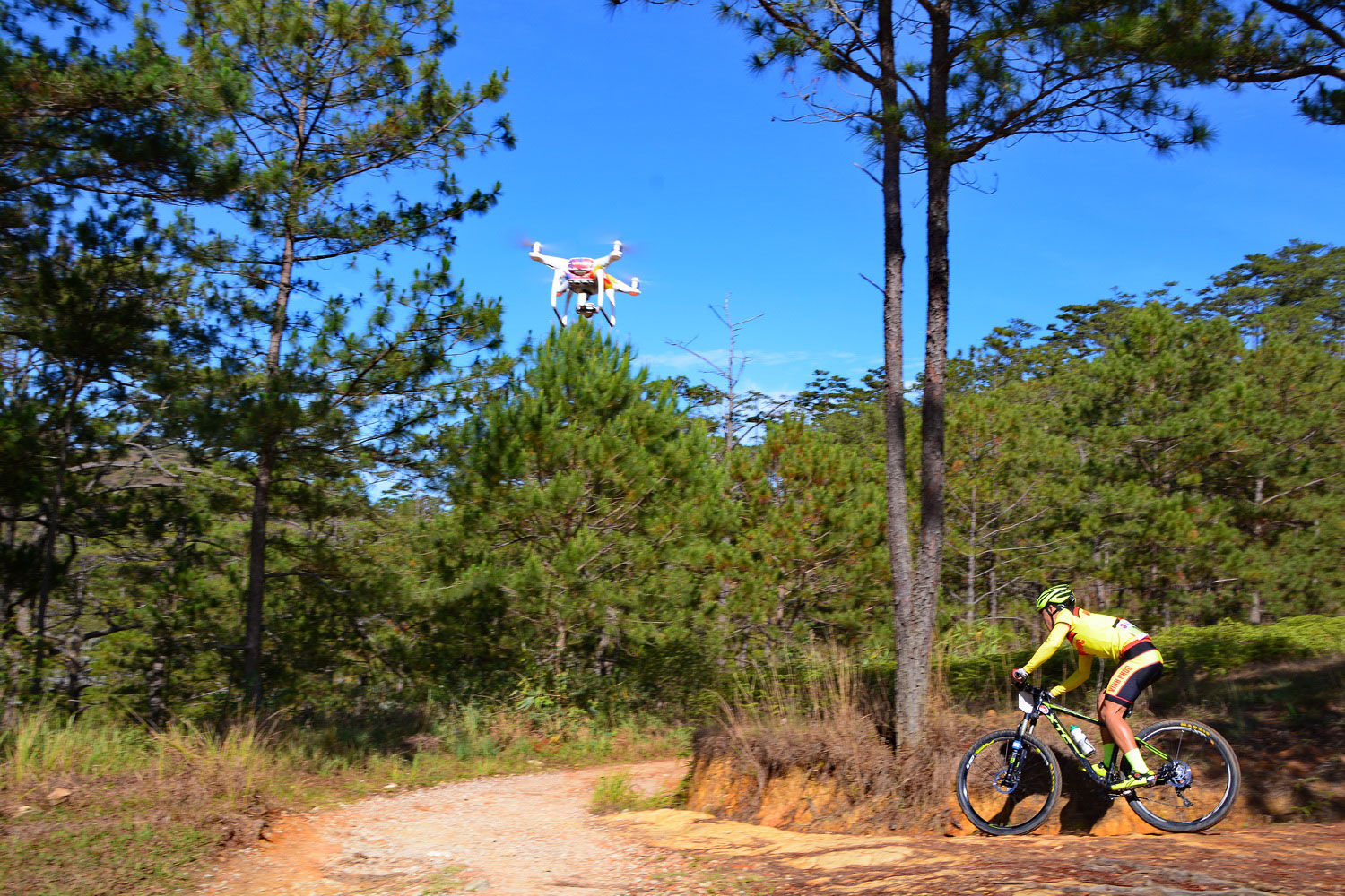 Dùng Flycam ( máy quay hình trên không ) theo dõi đường đua