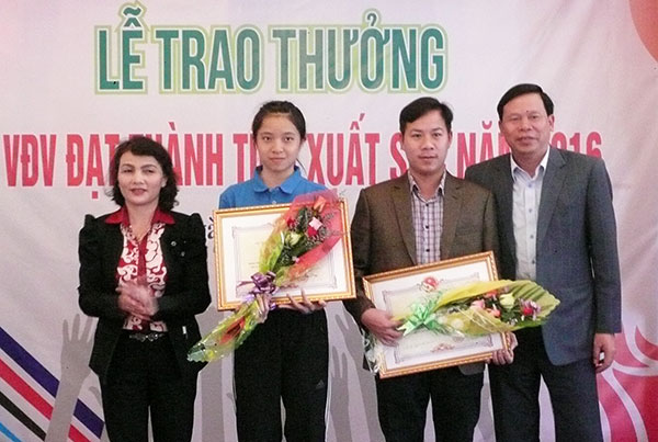 Bà Nguyễn Thị Nguyên - Giám đốc Sở Văn hóa Thể thao và Du lịch Lâm Đồng (bên trái) trao bằng khen của UBND tỉnh Lâm Đồng cho huấn luyện viên và vận động viên bóng bàn đoạt giải quốc tế trong năm 2016