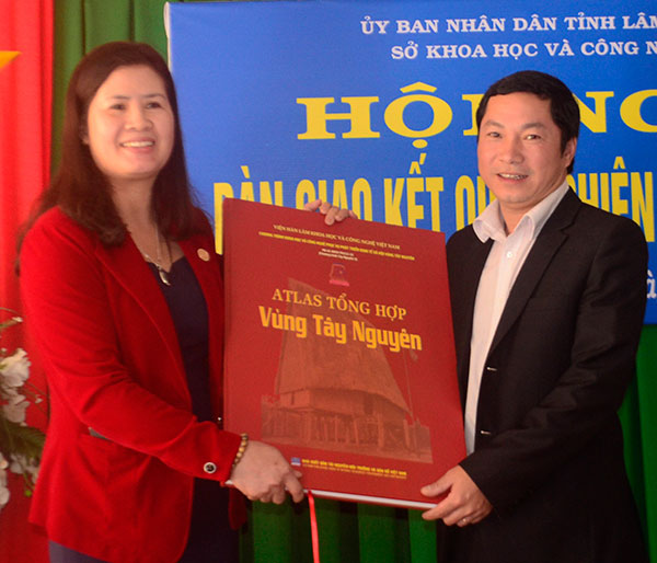 Bà Võ Thị Hảo - Giám đốc Sở KH&CN bàn giao Atlas tổng hợp vùng Tây Nguyên cho các sở, ngành