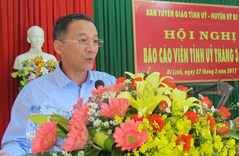 Đồng chí Trần Văn Hiệp - UVBTV, Trưởng Ban Tuyên giáo Tỉnh ủy báo cáo tại hội nghị