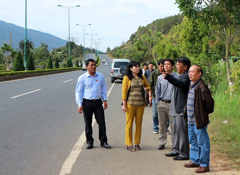 Các đại biểu kiểm tra thực tế tại đường cao tốc Liên Khương - Đà Lạt